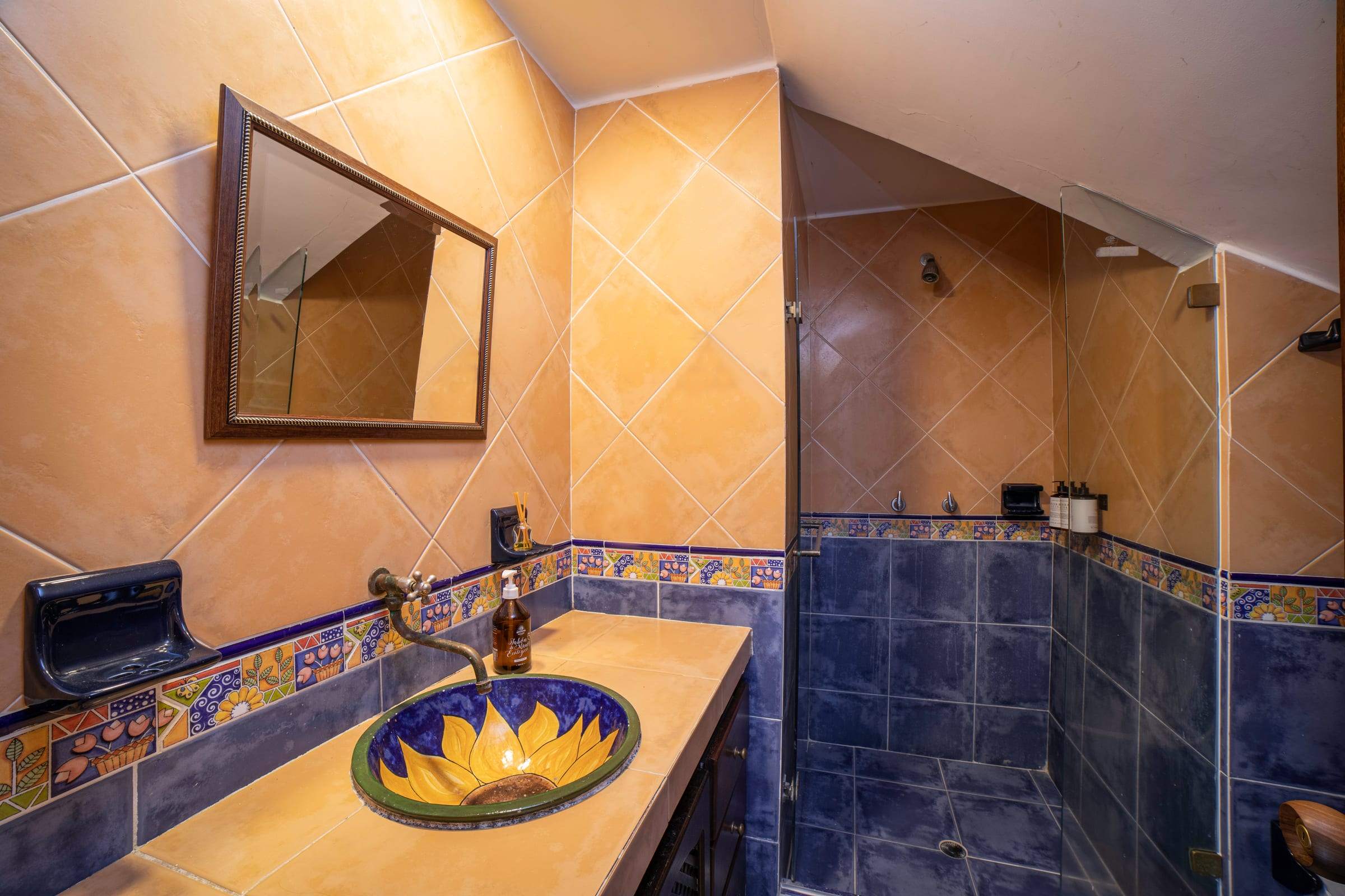 Baño del primer nivel con lavamanos artesanal