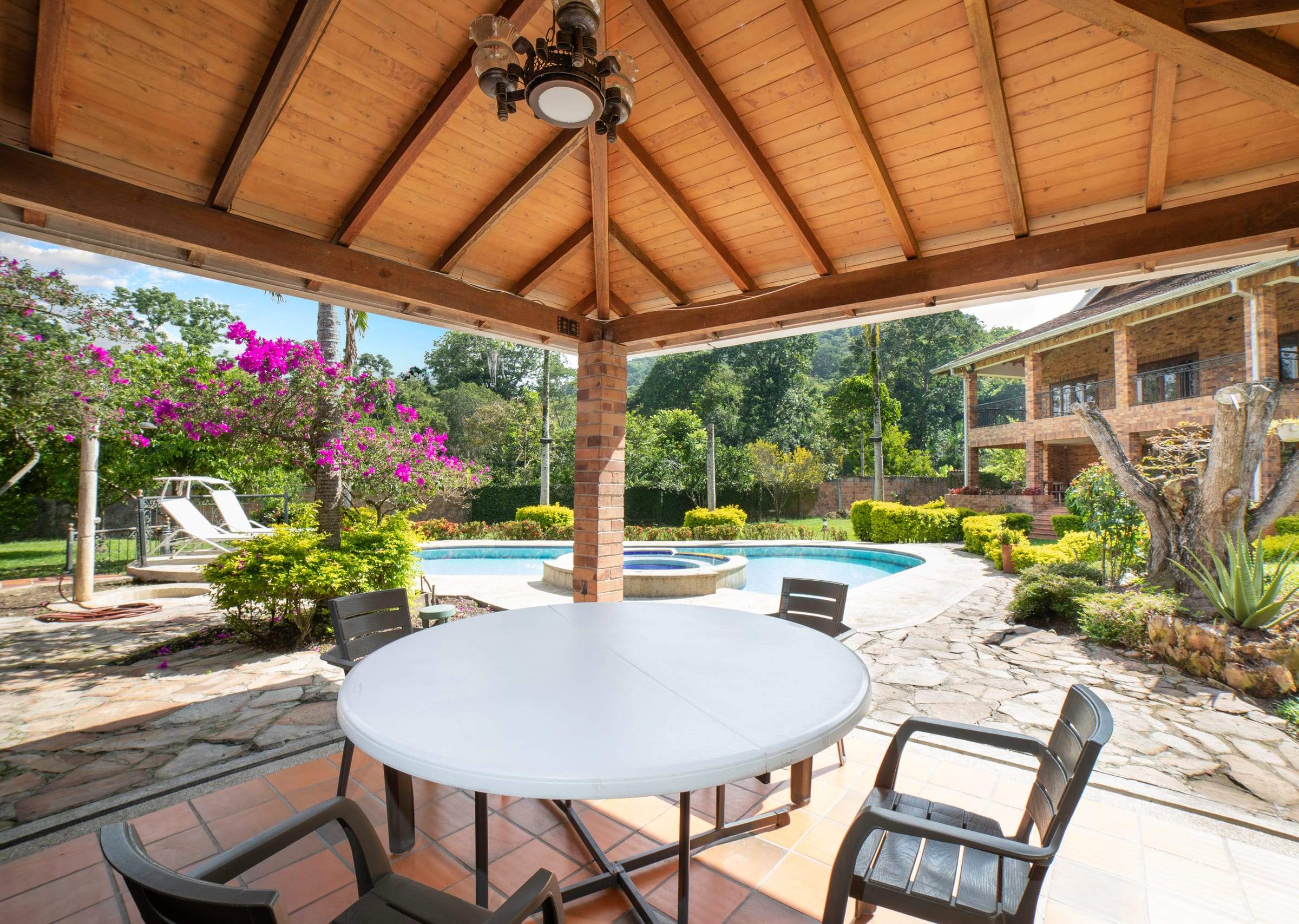Quiosco con comedor exterior